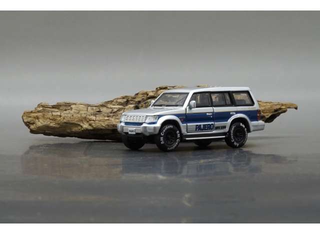 1995 Mitsubishi Pajero RHD, silver/blue 1:64 BM Creations Model