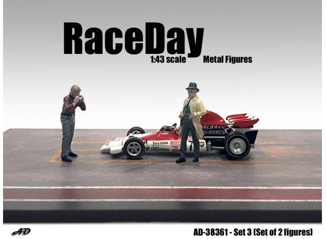 Race Day Set #3, set of 2 figure's 1:43 American Diorama Model