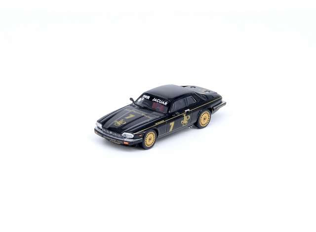 1:64 INNO64 IN64-XJS-MGP22JPS 1984 JAGUAR XJ-S #7 JHON PLAYER SPECIAL WINNER MACAU GUIA RACE, BLACK/GOLD