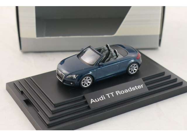 Audi TT Roadster *in Dealer packaging*, blue 1:87 Wiking Model