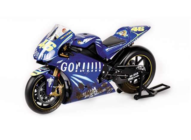 Pre-Order – 2004 Yamaha YZR-M1 #46 Valentino Rossi Gauloises Fortuna Yamaha World Champion MotoGP 2004, Dirty Version, blue 1:12 Minichamps Model (mc122043096) – ETA. July/August 2026