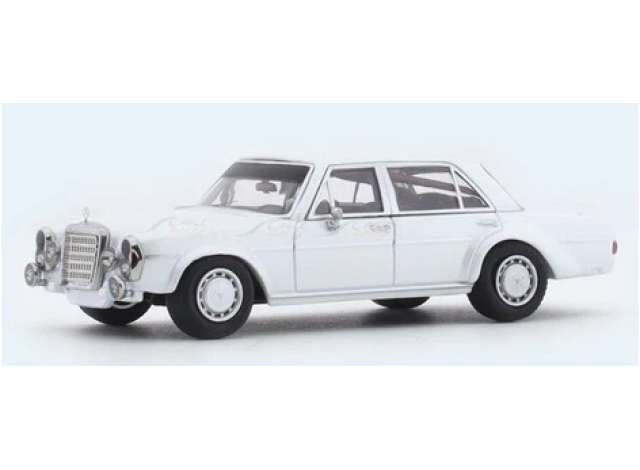 Available To Order – BSC Mercedes Benz 300SEL, White 1:64 Street Weapon Model (STW151)
