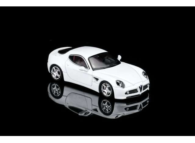 Pre-Order – 2008 Alfa Romeo 8C Competizione, bianco polare 1:64 Motorhelix Model (MH69052) – ETA. January/February 2027