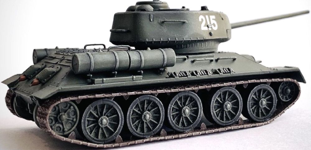 Available To Order – Chinese Volunteer T-34/85 Tank #215 Korean War 1:72 (DR 63144)