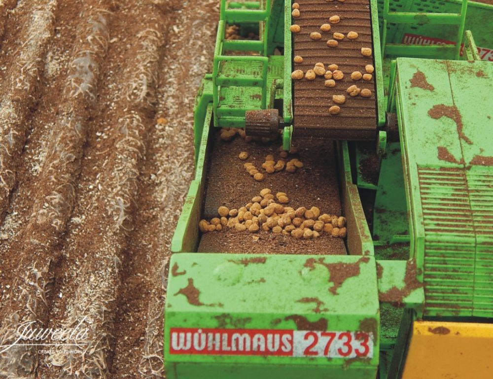 Available to Order – Potato Field Brown + Accessories, 8x 1:32 (JUW 23384)