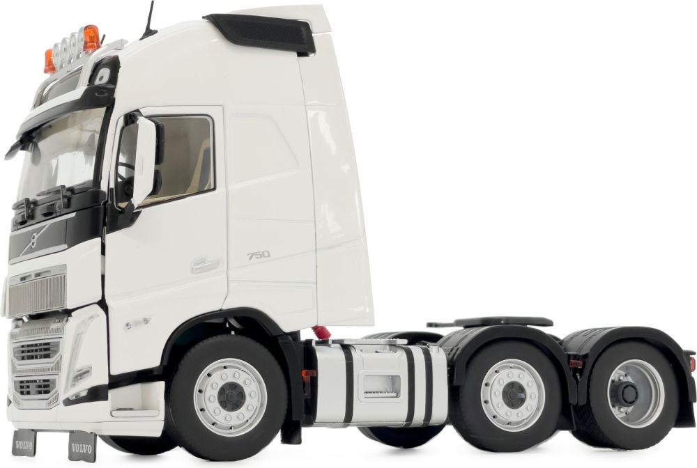 Available to Order – Volvo FH5 6x2 Clear White 1:32 (MAR 2321-01)