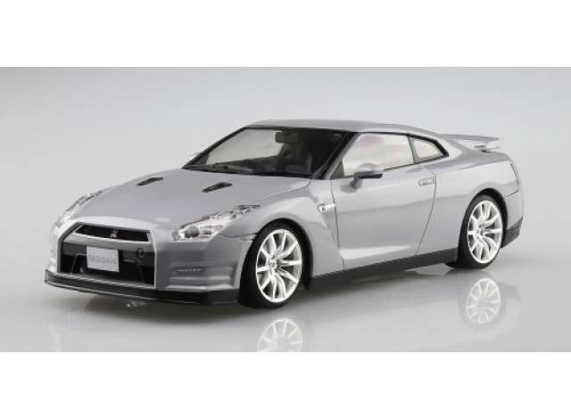 2014 Nissan GT-R (R35) Pre-Painted, metallic silver 1:24 Aoshima Model