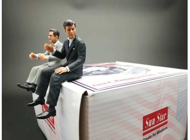 Pre-Order – 1958 Lincoln Mark III Convertible *John F Kennedy* in Oregon, white 1:18 SunStar Model (SUN4707) – ETA. March 2027