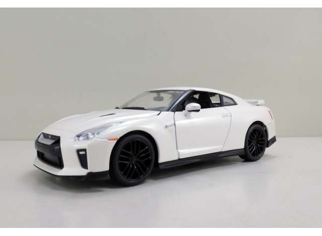 2017 Nissan GT-R, white 1:24 Bburago Model