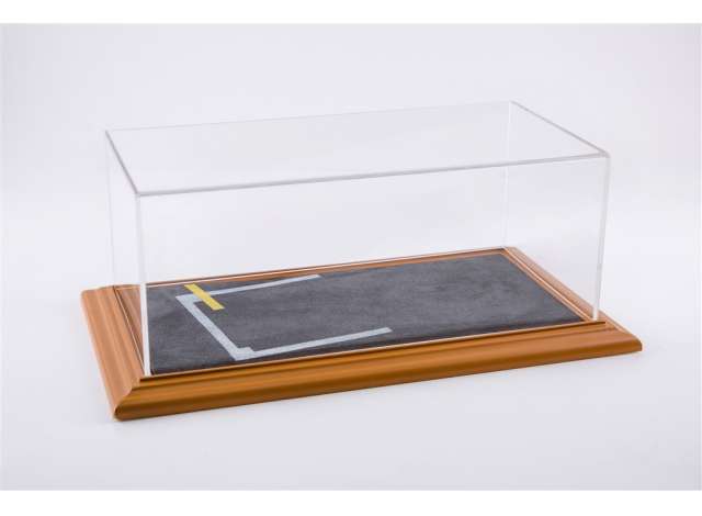 Diorama Based Display Case with Starting Grid. Dimensions 325x165x125mm Wood/Resin, cherry 1:18 Atlantic Model