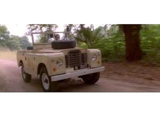 Pre-Order – 1968 Land Rover 88 Series IIa *Ace Ventura When Nature Calls 1995*, sand 1:43 GreenLight Model (gl86563) – ETA. September 2026