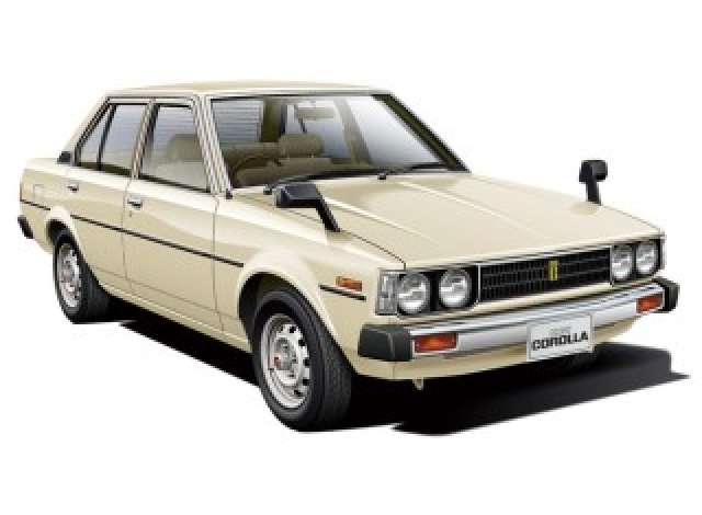 TOYOTA E71/70 COROLLA Sedan GT/DX 1979, plastic model kit 1:24 Aoshima Model