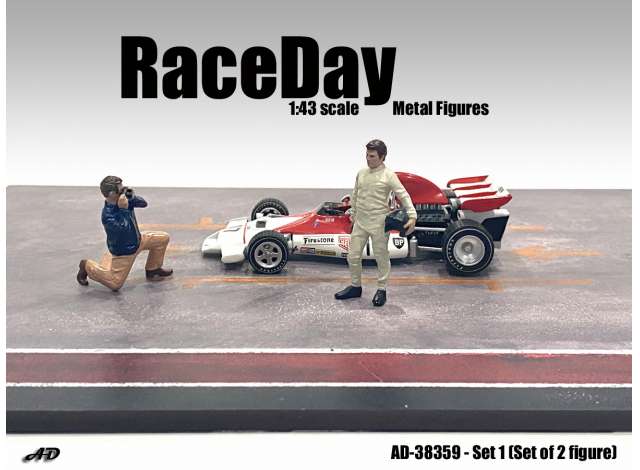Race Day Set #1, set of 2 figure's 1:43 American Diorama Model