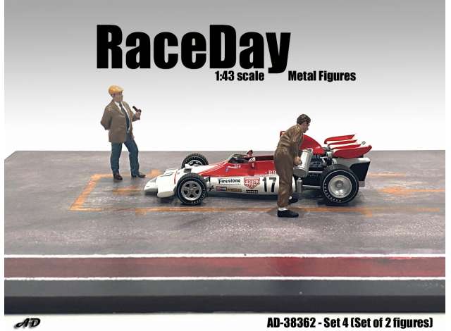 Race Day Set #4, set of 2 figure's 1:43 American Diorama Model