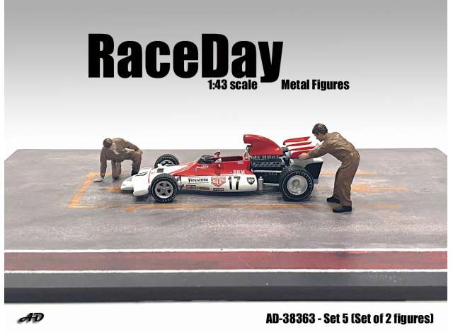 Race Day Set #5, set of 2 figure's 1:43 American Diorama Model