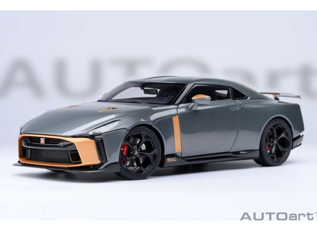 Nissan Skyline GT-R (R50) by Italdesign, silver/gold 1:18 AutoArt Model