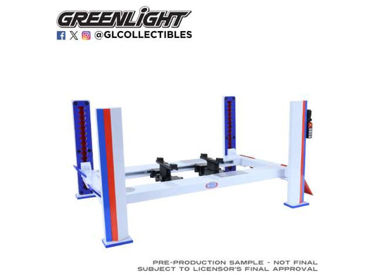 Pre-Order – Four-Post Lift *NHRA* Evergreen, white/blue/red 1:18 GreenLight Model (gl13706) – ETA. September 2026