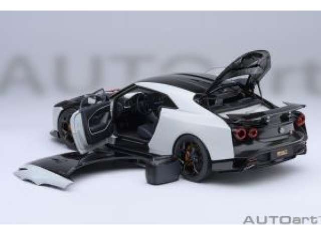 Nissan GT-R50 by Italdesign, white/black 1:18 AutoArt Model