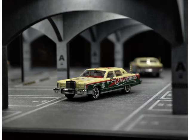 Pre-Order – 1979 Lincoln Continental Town Car *Christmas Speical*, light champagne/dark jade 1:64 SunStar Model (sun60003) – ETA. September 2026