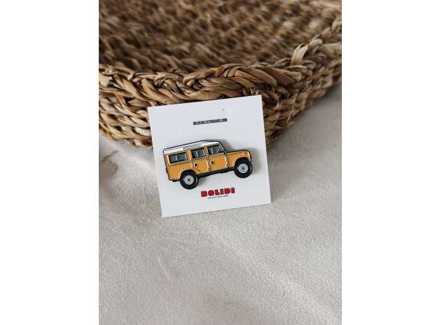 Pre-Order – Land Rover Series 3 Beige Bolidi Enamel Pin Badge (BOLIDIENPN007) – ETA. September 2026
