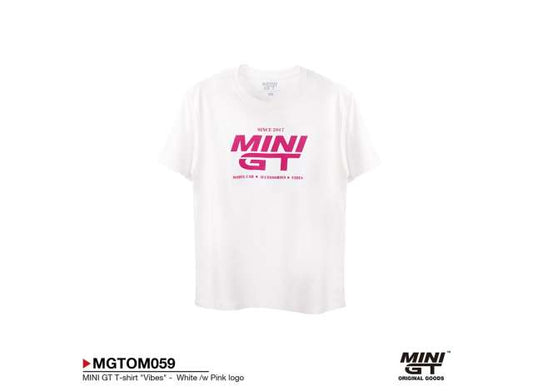 Pre-Order – MINI GT T-shirt *Vibes*, white with pink logo 1:0 Mini GT Model (MGTOM059-XXS) – ETA. October/November 2026