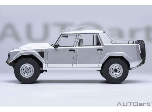 Pre-Order – Lamborghini LM002, argento 1:18 AutoArt Model (AUTOART74553) – ETA. January 2027
