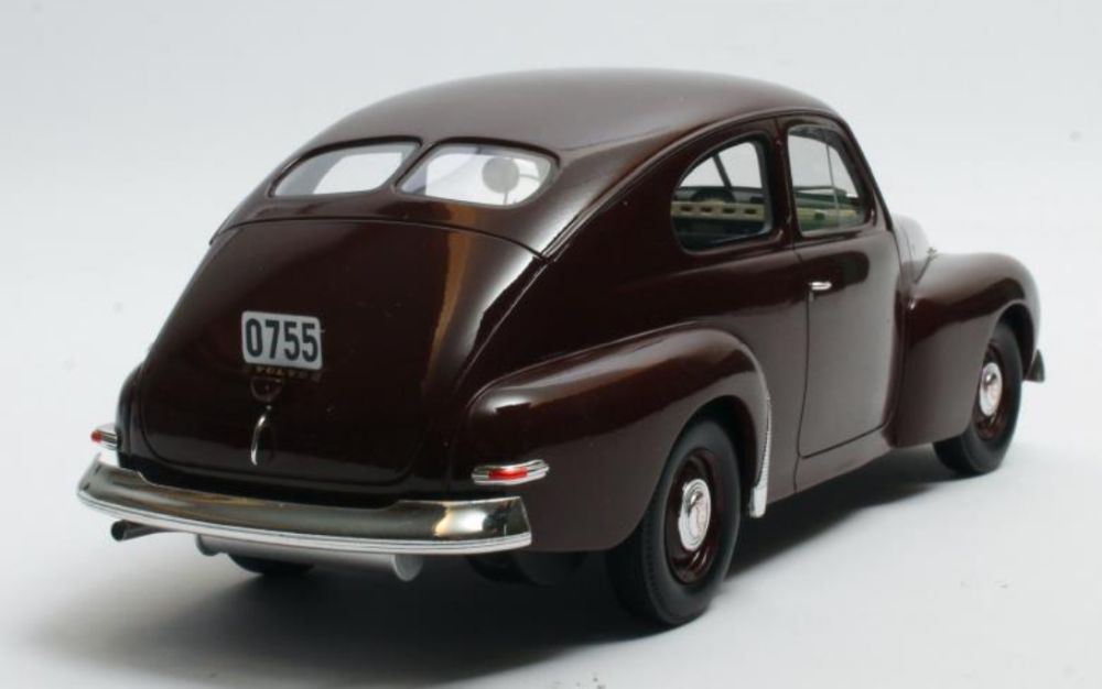 Available To Order – Volvo PV444 Maroon 1952 1:18 (CUL CML118-2)