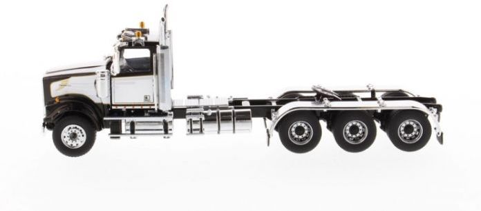 Western Star 4900 SF Day Cab Tridem Tractor Black Cab w/White Deco 1:50 – diecast model (view 2)