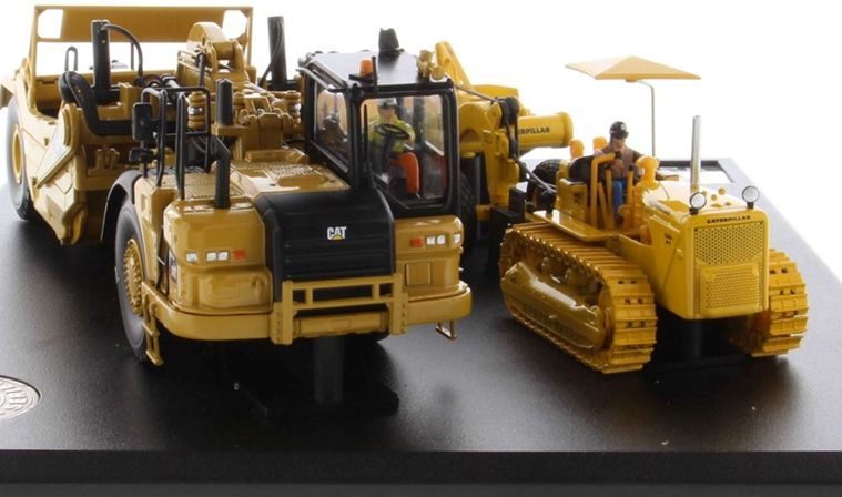 CAT 621K & #70 Scapers w/D7 Track Type Tractor 1:50 – diecast model (view 2)