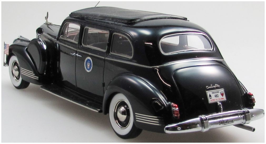 Available To Order – Packard 180 Franklin D. Roosevelt Parade Limousine w/Closed Roof 1941 1:43 Esval Model (ESV EMUSPA43001C)