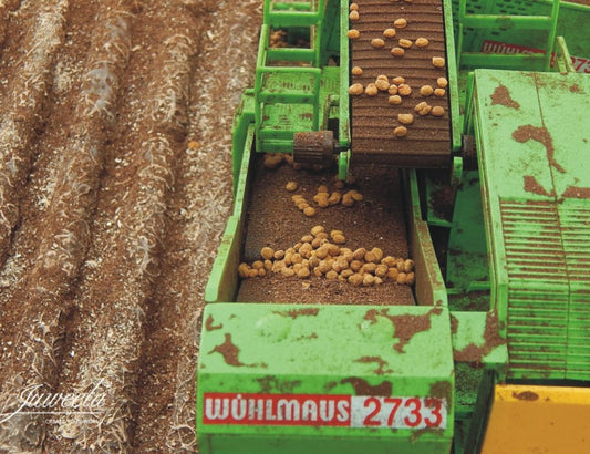 Available to Order – Potato Field Brown + Accessories, 8x 1:32 (JUW 23384)