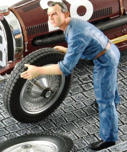 Georges Figure Porteur de Roue Team Bugatti T59 Blue Overall 1:18 – diecast model (view 4)