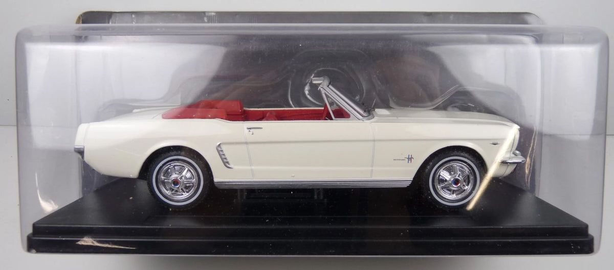 Ford Mustang Convertible 1965 - White 1:24th Scale 1:24 – diecast model (view 2)