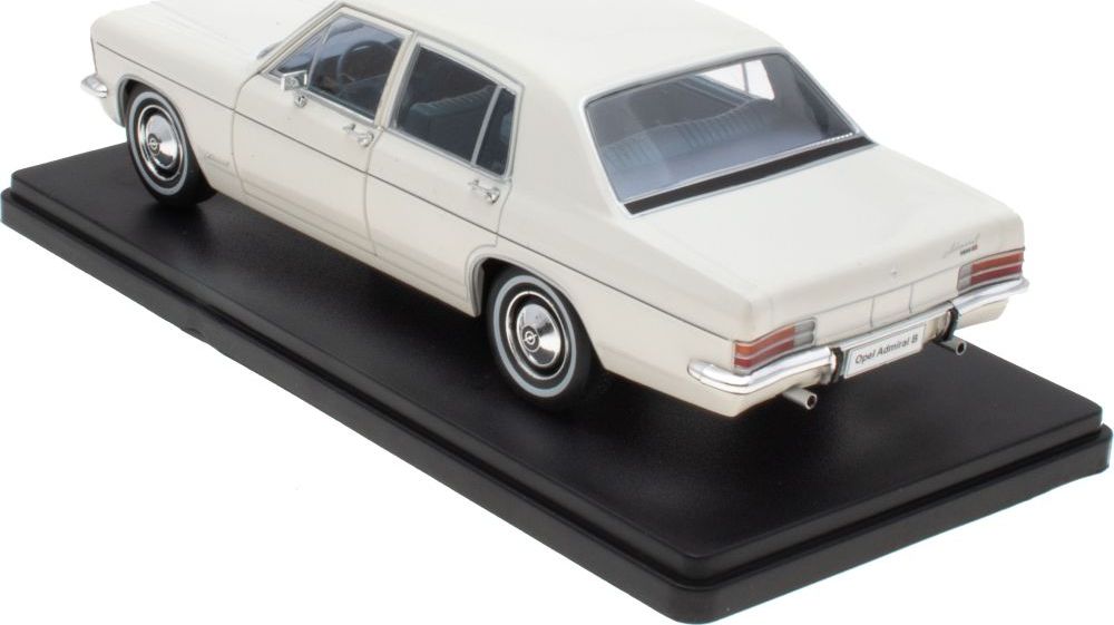 Opel Admiral B - 1969 - White 1:24th Scale 1:24 – diecast model (view 2)
