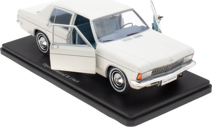 Opel Admiral B - 1969 - White 1:24th Scale 1:24 – diecast model (view 3)