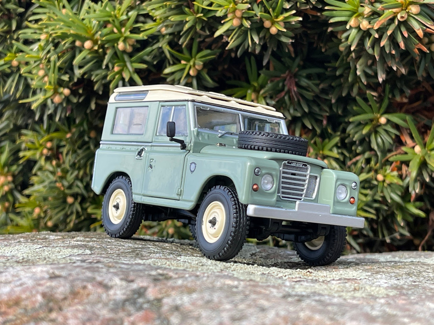 Available to Order – Land Rover Series 3 88 Safari Roof Atlantic Green 1:32 (MAR 2421-02)