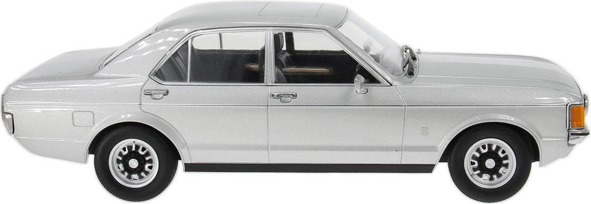 Ford Granada MK1 - Silver - RHD UK Exclusive 360pcs 1:18 MCG Model (view 4)