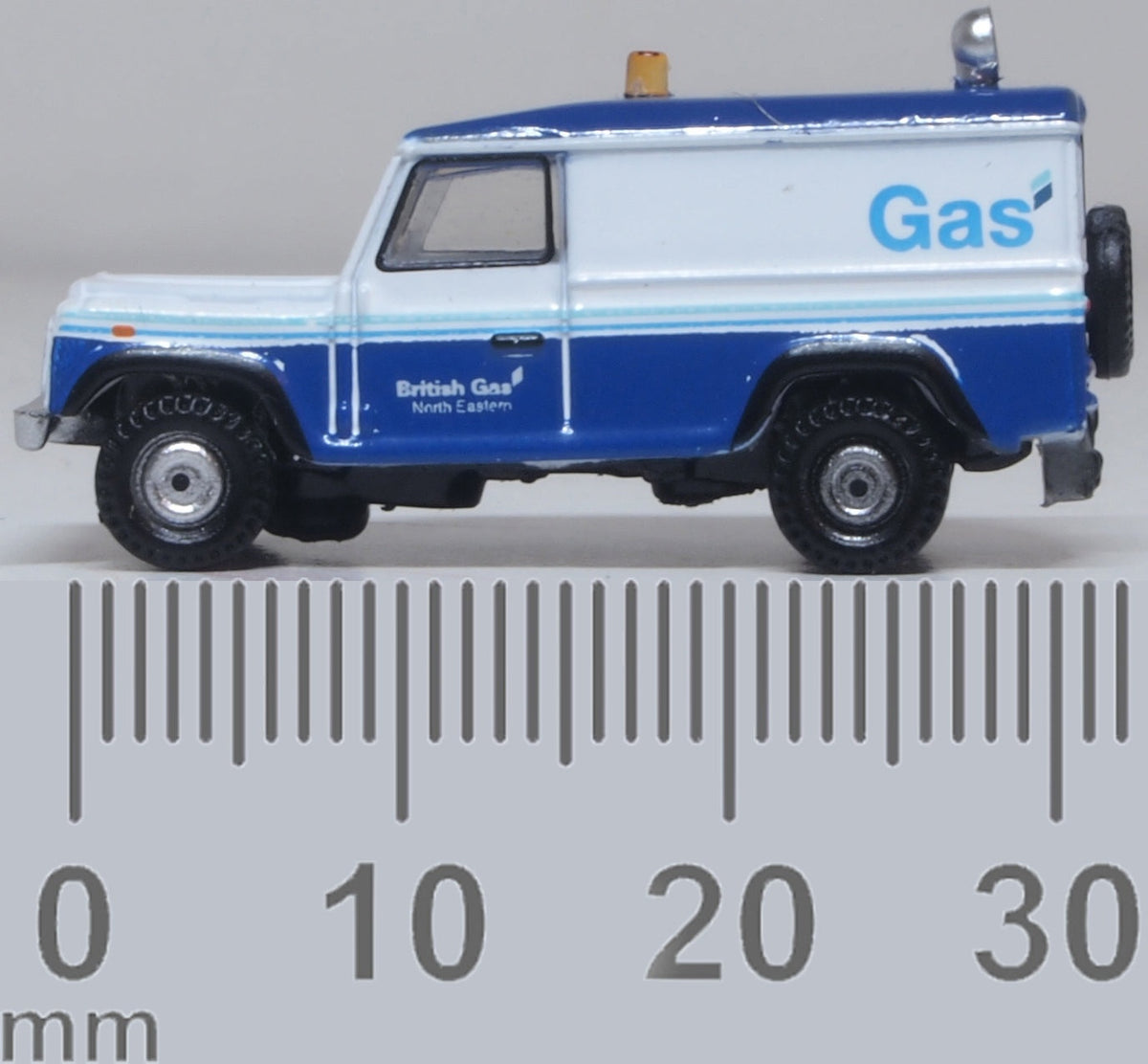 Land Rover Defender LWB British Gas 1:148 Oxford Diecast Model (view 6)