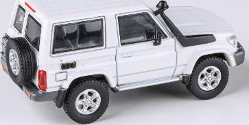 Toyota Land Cruiser 71 Short Wheel Base French Vanilla 2014 (RHD) 1:64 – diecast model (view 2)