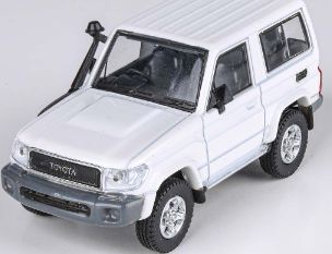 Toyota Land Cruiser 71 Short Wheel Base French Vanilla 2014 (RHD) 1:64 – diecast model (view 3)