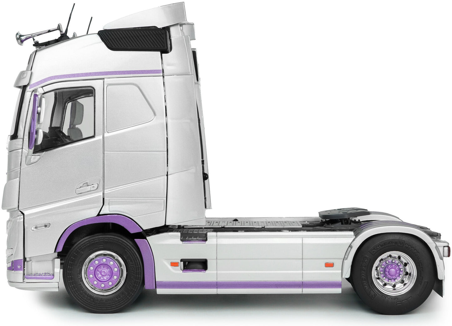 Available to Order – Volvo Trucks FH Globetrotter XL Silver & Purple 2023 1:24 (SOL 2400105)