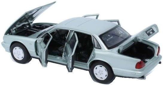 Jaguar XJ6 - Seafrost Silver Lights and Sound & Pull Back 1:32 – diecast model (view 2)