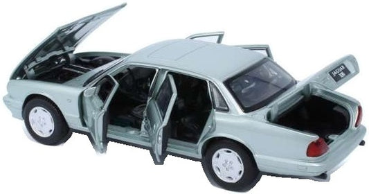 Jaguar XJ6 - Seafrost Silver Lights and Sound & Pull Back 1:32 – diecast model (view 2)