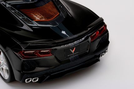 Chevrolet Corvette Stingray 2020 Black with Midnight Grey Stripe 1:18 – diecast model (view 3)