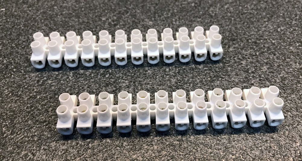 3A Terminal Strip (2 Pieces) – diecast model (view 2)