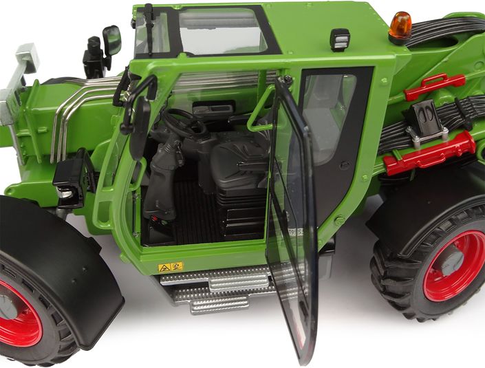 Fendt Cargo T955 1:32 – diecast model (view 5)