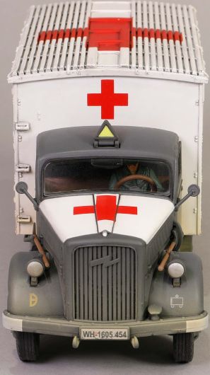 Opel Blitz Kfz 305 Ambulance White Rear Cabin 1:32 – diecast model (view 4)