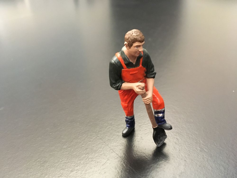 Available to Order – Worker digging with spade Orange safety jacket 1:32 (AT 32146)