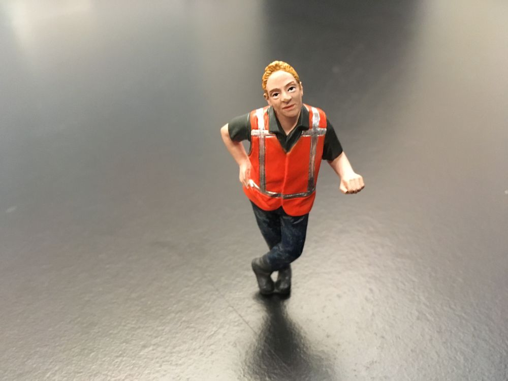 Available to Order – Worker leaning Orange safety jacket 1:32 (AT 32147)