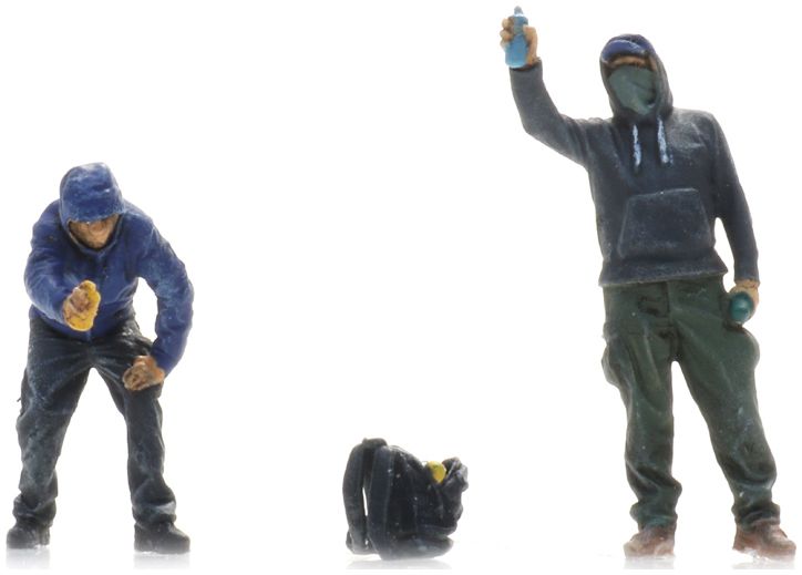 Available To Order – Graffiti Vandals (2x) Ready-Made Figures 1:87 Artitec Model (ATT 5870109)